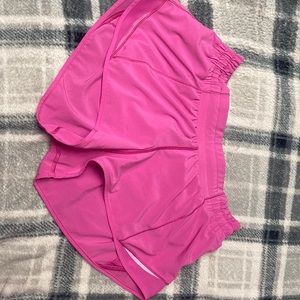 Size 6 Lululemon low rise 2.5 in Sonic Pink Hotty hots